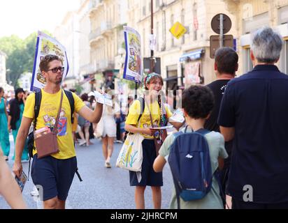 Avignon, Frankreich. 19.. Juli 2022. Während des Festival d'Avignon 76. in Avignon, Frankreich, am 19. Juli 2022, stellen Künstler ihr Drama auf der Straße vor. Das Festival, das 1947 vom französischen Dramaturgen Jean Vilar ins Leben gerufen wurde, ist eines der bedeutendsten zeitgenössischen Veranstaltungen der darstellenden Kunst der Welt. Kredit: Gao Jing/Xinhua/Alamy Live Nachrichten Stockfoto