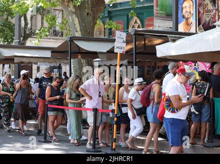 Avignon, Frankreich. 19.. Juli 2022. Während des Festivals d'Avignon 76. in Avignon, Frankreich, am 19. Juli 2022, stehen Menschen vor einem Theater. Das Festival, das 1947 vom französischen Dramaturgen Jean Vilar ins Leben gerufen wurde, ist eines der bedeutendsten zeitgenössischen Veranstaltungen der darstellenden Kunst der Welt. Kredit: Gao Jing/Xinhua/Alamy Live Nachrichten Stockfoto