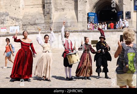 Avignon, Frankreich. 19.. Juli 2022. Während des Festival d'Avignon 76. in Avignon, Frankreich, am 19. Juli 2022, treten Künstler vor dem Palais des Papes auf und bewerben ihr Drama. Das Festival, das 1947 vom französischen Dramaturgen Jean Vilar ins Leben gerufen wurde, ist eines der bedeutendsten zeitgenössischen Veranstaltungen der darstellenden Kunst der Welt. Kredit: Gao Jing/Xinhua/Alamy Live Nachrichten Stockfoto