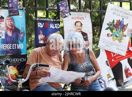 Avignon, Frankreich. 19.. Juli 2022. Ein Paar las während des Festivals d'Avignon 76. in Avignon, Frankreich, am 19. Juli 2022, einen Stadtplan auf der Straße. Das Festival, das 1947 vom französischen Dramaturgen Jean Vilar ins Leben gerufen wurde, ist eines der bedeutendsten zeitgenössischen Veranstaltungen der darstellenden Kunst der Welt. Kredit: Gao Jing/Xinhua/Alamy Live Nachrichten Stockfoto