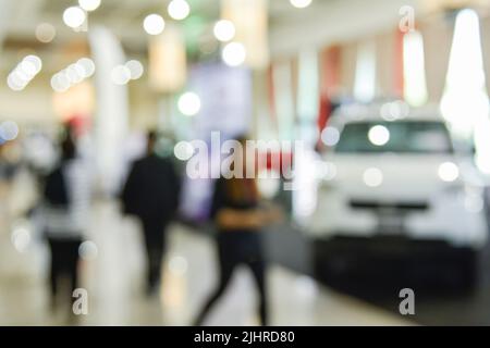 Verschwommenes Bild des Einkaufszentrums und der Menschen, die im Hintergrund laufen. Stockfoto
