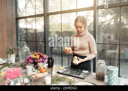 Junge Frau, die in der Küche kocht Stockfoto