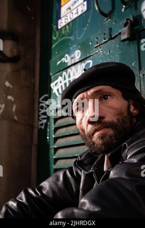 Leben Auf Der Straße; Sorge. Nahaufnahme eines obdachlosen Charakters in einer Londoner Seitenstraße. Aus einer Serie mit dem gleichen Modell. Stockfoto