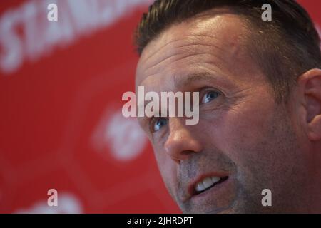 Lüttich, Belgien, 20. Juli 2022, Standards Cheftrainer Ronny Deila auf der wöchentlichen Pressekonferenz des belgischen Fußballteams Standard de Lüttich, Mittwoch, 20. Juli 2022, in Lüttich, um den Beginn des nationalen Wettbewerbs zu besprechen. Am Freitag erhält Standard KAA Gent zum Saisonauftakt. BELGA FOTO VIRGINIE LEFOUR Stockfoto