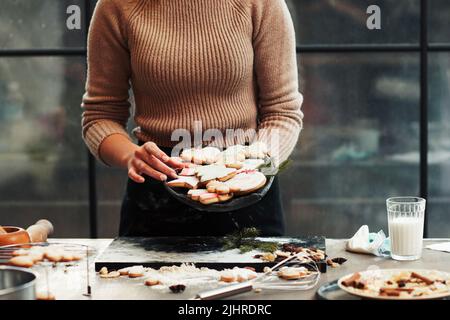 Baker hält Gericht mit Lebkuchen Cookies Stockfoto