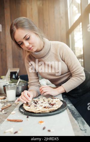 Frau bereitet Kuchen mit Liebe Stockfoto