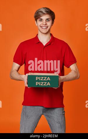 Pizzalieferer in rotem T-Shirt mit Pappkartons Stockfoto