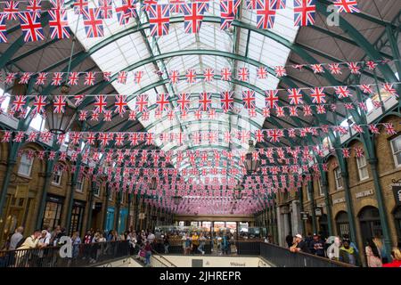 Union Jack-Band feiert das Queens Jubilee in Londons covent Garden Stockfoto