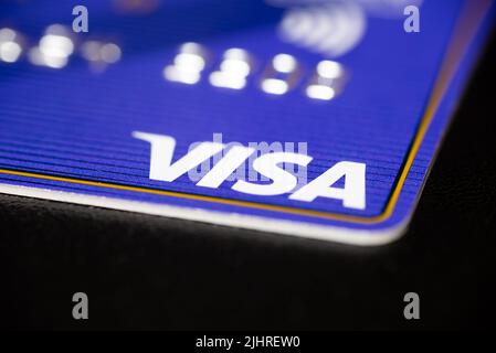 Visa-Kreditkarte auf einem schwarzen Tisch. Stockfoto