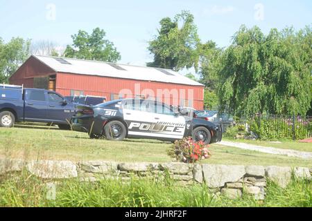 Harvard, Massachusetts, USA. 19.. Juli 2022. Das Haus einer vermissten jungen Frau, die in Brattleboro, Vermont, tot aufgefunden wurde, nachdem sie von ihrer Familie als vermisst gemeldet wurde, als sie am Samstagabend, dem 16. Juli 2022, nicht aus Hudson, New Hampshire, nach Hause zurückkehrte. Reporter und Polizei haben die Gegend von Harvard, Massachusetts, nach Beweisen durchsucht. Mary Andersons (23) Ex-Freund Matthew Davis, 34, aus Fitchburg, Massachusetts, Zur Vernehmung gesucht, wurde am Dienstag Abend, dem 19. Juli 2022, von der Staatspolizei von Vermont getötet. (Bild: © Kenneth Martin/ZUMA Press Wire) Stockfoto