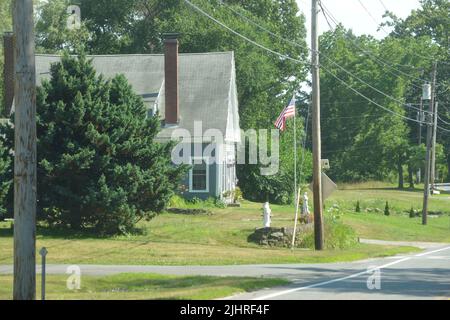 Harvard, Massachusetts, USA. 19.. Juli 2022. Das Haus einer vermissten jungen Frau, die in Brattleboro, Vermont, tot aufgefunden wurde, nachdem sie von ihrer Familie als vermisst gemeldet wurde, als sie am Samstagabend, dem 16. Juli 2022, nicht aus Hudson, New Hampshire, nach Hause zurückkehrte. Reporter und Polizei haben die Gegend von Harvard, Massachusetts, nach Beweisen durchsucht. Mary Andersons (23) Ex-Freund Matthew Davis, 34, aus Fitchburg, Massachusetts, Zur Vernehmung gesucht, wurde am Dienstag Abend, dem 19. Juli 2022, von der Staatspolizei von Vermont getötet. (Bild: © Kenneth Martin/ZUMA Press Wire) Stockfoto