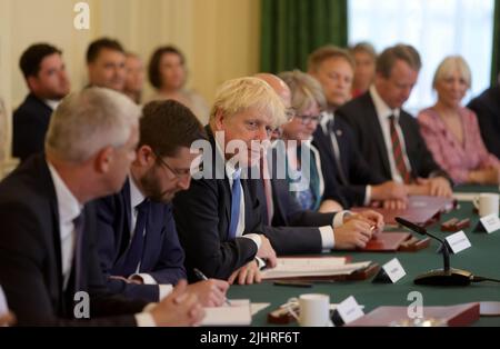 (220720) -- LONDON, 20. Juli 2022 (Xinhua) -- der scheidende britische Premierminister Boris Johnson (3. l, vorne) leitet seine letzte Kabinettssitzung im Kabinettsaal in der Downing Street 10 in London, Großbritannien, am 19. Juli 2022. (Andrew Parsons/Nr. 10 Downing Street/Handout via Xinhua) Stockfoto