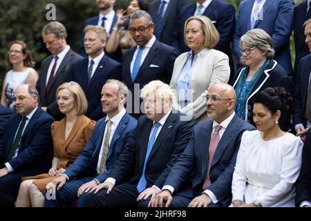 (220720) -- LONDON, 20. Juli 2022 (Xinhua) -- der scheidende britische Premierminister Boris Johnson (3. R, Vorderseite) und Mitglieder des Kabinetts posieren für ein Gruppenfoto im Garten der Downing Street 10 in London, Großbritannien, 19. Juli 2022. (Simon Dawson/Nr. 10 Downing Street/Handout via Xinhua) Stockfoto