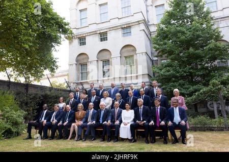 (220720) -- LONDON, 20. Juli 2022 (Xinhua) -- der scheidende britische Premierminister Boris Johnson (C, Front) und Mitglieder des Kabinetts posieren für ein Gruppenfoto im Garten der Downing Street 10 in London, Großbritannien, 19. Juli 2022. (Simon Dawson/Nr. 10 Downing Street/Handout via Xinhua) Stockfoto