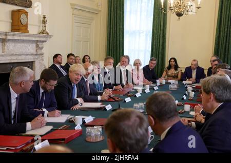 (220720) -- LONDON, 20. Juli 2022 (Xinhua) -- der scheidende britische Premierminister Boris Johnson (C) leitet seine letzte Kabinettssitzung im Kabinettsaal in der Downing Street 10 in London, Großbritannien, am 19. Juli 2022. (Andrew Parsons/Nr. 10 Downing Street/Handout via Xinhua) Stockfoto