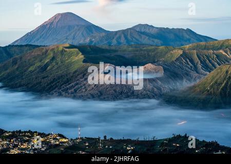 Wunderschöne Landschaft von Mount Bromo und Mount Semeru, Indonesien Stockfoto