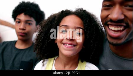 Geschwister lieben Fürsorge und Zuneigung. Älterer Bruder küsst kleine Schwester auf der Wange, gemischte ethnische Zugehörigkeit Stockfoto