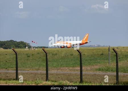 EasyJet-Flugzeug rollt am Flughafen Biarritz Stockfoto