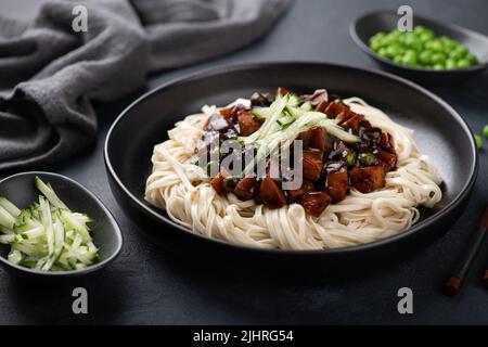 Jajangmyeon, koreanische Nudeln in schwarzer Bohnensauce Stockfoto