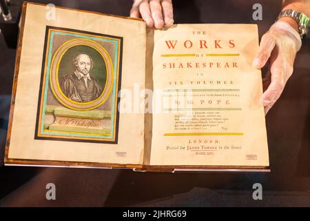 Birmingham, Großbritannien. 20.. Juli 2022. Tom Epps, Cultural Partnership Manager der Library of Birmingham, nimmt eine abschließende Anpassung an das seltene Shakespeare First Folio aus dem Jahr 1623 vor, bevor es zusammen mit vielen anderen bisher unsichtbaren Shakespeare-Artikeln und Büchern in der Library of Birmingham gezeigt wird. Die Ausstellung „alles für alle: Euer Shakespeare, eure Kultur“ läuft vom 22.. Juli bis zum 2022. November. Kredit: Peter Lopeman/Alamy Live Nachrichten Stockfoto