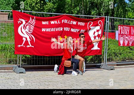 KIEW, UKRAINE - MAI 26: Glückliche Liverpool-Fans in roter Uniform in der Nähe eines großen Banners vor dem UEFA Champions League Finale 2018 am 26. Mai 2018 in Kiew, Ukraine. Stockfoto