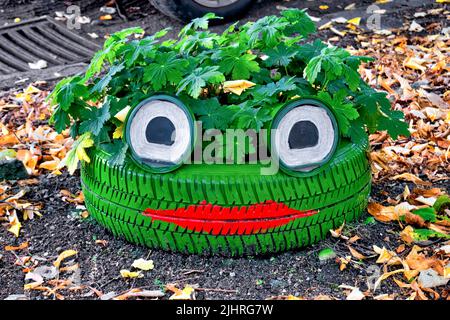 Ein lustiger Gartentopf aus Abfallstoffen, Sofia, Bulgarien Stockfoto