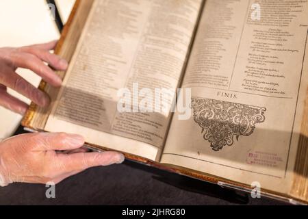 Birmingham, Großbritannien. 20.. Juli 2022. Tom Epps, Cultural Partnership Manager der Library of Birmingham, nimmt eine abschließende Anpassung an das seltene Shakespeare First Folio aus dem Jahr 1623 vor, bevor es zusammen mit vielen anderen bisher unsichtbaren Shakespeare-Artikeln und Büchern in der Library of Birmingham gezeigt wird. Der erste Folio hat sogar den Referenzstempel der Bibliothek aus dem Jahr 1881. Die Ausstellung „alles für alle: Euer Shakespeare, eure Kultur“ läuft vom 22.. Juli bis zum 2022. November. Kredit: Peter Lopeman/Alamy Live Nachrichten Stockfoto