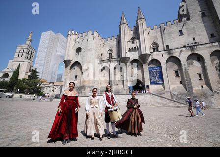 Avignon, Frankreich. 19.. Juli 2022. Künstler werben vor dem Palais des Papes für ihr Drama während des Festival d'Avignon 76. in Avignon, Frankreich, am 19. Juli 2022. Das Festival, das 1947 vom französischen Dramaturgen Jean Vilar ins Leben gerufen wurde, ist eines der bedeutendsten zeitgenössischen Veranstaltungen der darstellenden Kunst der Welt. Kredit: Gao Jing/Xinhua/Alamy Live Nachrichten Stockfoto