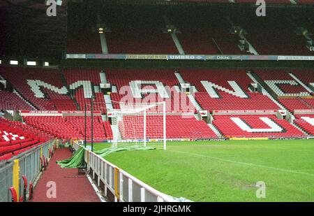 1990s, Blick auf eine Ecke des Platzes und das Old Trafford Stadium, Heimstadion des Manchester United Football Club, Manchester, England, Großbritannien. Stockfoto