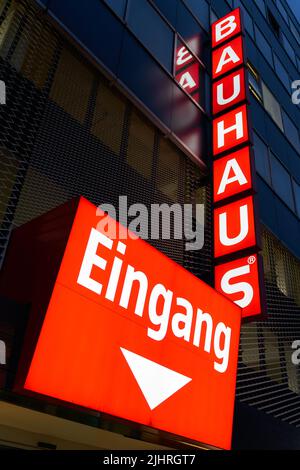 Leuchtreklame der DIY-Kette Bauhaus AG in Berlin am Abend Stockfoto