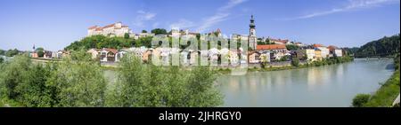 Die Stadt Burghausen und Burg Burghausen von der österreichischen Seite der Salzach aus gesehen, Burghausen, Altotting-Land, Oberbayern, Deutschland Stockfoto