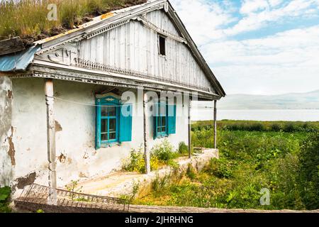 Altes traditionelles Haus in Tambovka Dorf altes Haus am Paravani See. Georgia Sightseeing versteckte Juwelen Stockfoto