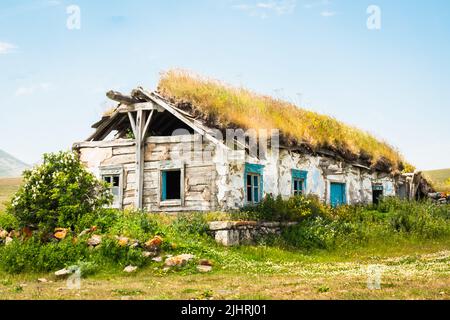 Altes traditionelles Haus in Tambovka Dorf altes Haus am Paravani See. Georgia Sightseeing versteckte Juwelen Stockfoto