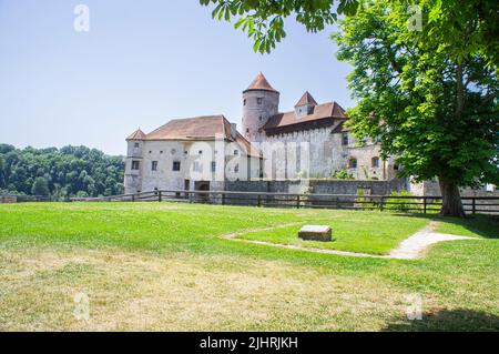 Schloss Burghausen in Burghausen, Landkreis Altotting, Oberbayern, Deutschland, am 19. Juni, 2022. Die Burg Burghausen ist die längste Burg CO Stockfoto
