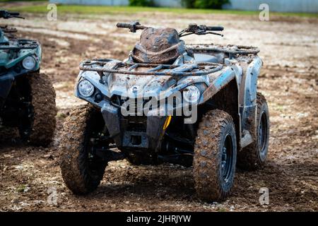 Ein schmutziges, blaues ATV-Fahrzeug auf dem Rock Fest im Jahr 2020 Stockfoto