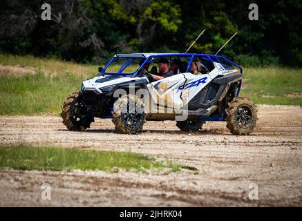 Ein ATV mit Leuten, die beim Rock Fest 2020 auf einem schmutzigen Schlammfeld herumfahren und Rennen Stockfoto