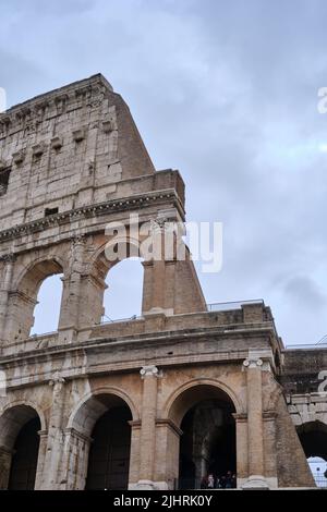 Eine Aufnahme des Kolosseums in Rom, Italien, unter einem wolkigen Himmel Stockfoto