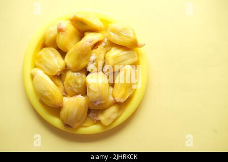 Draufsicht auf die Scheibe der Jackfruits in einer Schüssel auf dem Tisch. Stockfoto