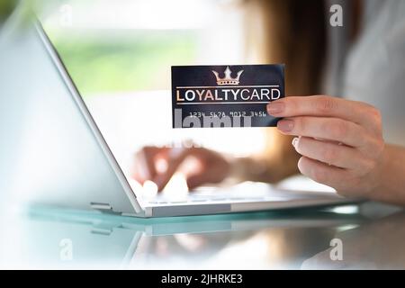 Bonuskarte Für Das Bonusprogramm „Hand Holding Loyalty Rewards“ Stockfoto