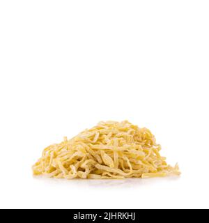 Gelbe Nudeln trocknen isoliert auf weißem Hintergrund. Stockfoto
