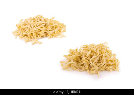 Gelbe Nudeln trocknen isoliert auf weißem Hintergrund. Stockfoto
