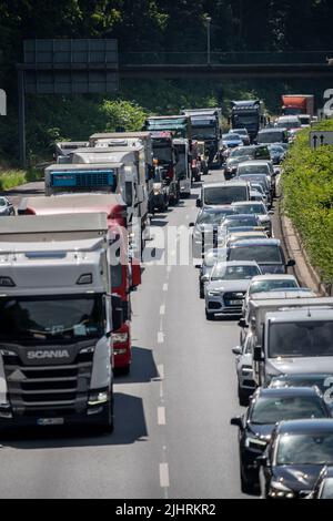 Stau auf der Autobahn A40, bei Mülheim-Winkhausen, Richtung Duisburg, nach einem Unfall, Fahrzeuge bilden eine Notspur, NRW, Ge Stockfoto