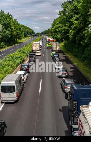 Stau auf der Autobahn A40, bei Mülheim-Winkhausen, Richtung Duisburg, nach einem Unfall, Fahrzeuge bilden eine Notspur, NRW, Ge Stockfoto