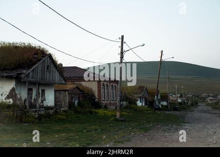 Altes traditionelles Haus in Tambovka Dorf altes Haus am Paravani See. Georgia Sightseeing versteckte Juwelen Stockfoto