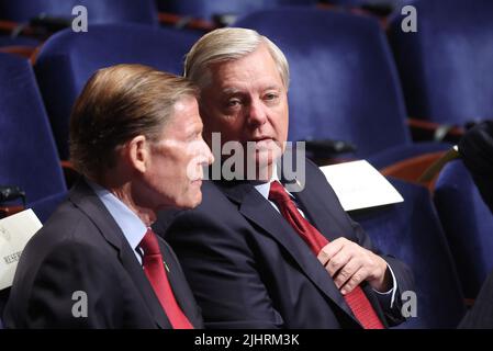 Washington, Usa. 20.. Juli 2022. Der demokratische Senator Richard Blumenthal aus Connecticut (L) spricht mit der republikanischen Senatorin Lindsey Graham aus South Carolina (R), bevor First Lady of Ukraine Olena Zelenska am 20. Juli 2022 eine Rede vor Mitgliedern des US-Kongresses auf dem Capitol Hill in Washington, DC hält. Pool Foto von Michael Reynolds/UPI Kredit: UPI/Alamy Live News Stockfoto