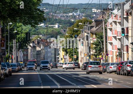 Aktienstraße in Mülheim-Winkhausen, große innerstädtische Durchgangsstraße, mit Straßenbahnschienen, mittlere Steigung, InnenstadtverkehrNRW, Deutschland, Stockfoto