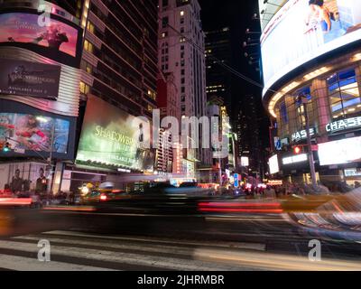 Langzeitbelichtung eines Fußgängerübergangs in der Nähe des Times Square. Stockfoto