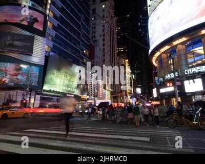 Langzeitbelichtung eines Fußgängerübergangs in der Nähe des Times Square. Stockfoto