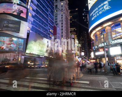 Langzeitbelichtung eines Fußgängerübergangs in der Nähe des Times Square. Stockfoto