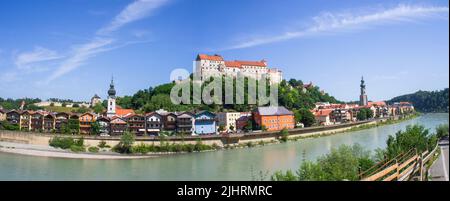 Die Stadt Burghausen und Burg Burghausen von der österreichischen Seite der Salzach aus gesehen, Burghausen, Altotting-Land, Oberbayern, Deutschland Stockfoto